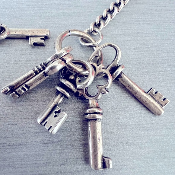 SILVER NECKLACE - with keys and locks pendants on a links chain - Picture 5 of 6